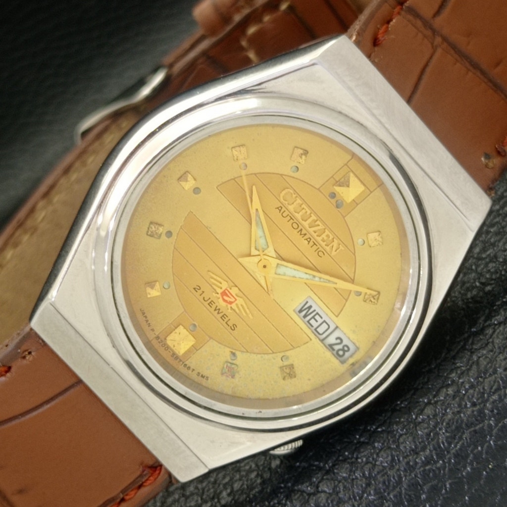 Vintage 1985 Citizen Automatic Mens Silver Watch WDaydate  Gold Accents